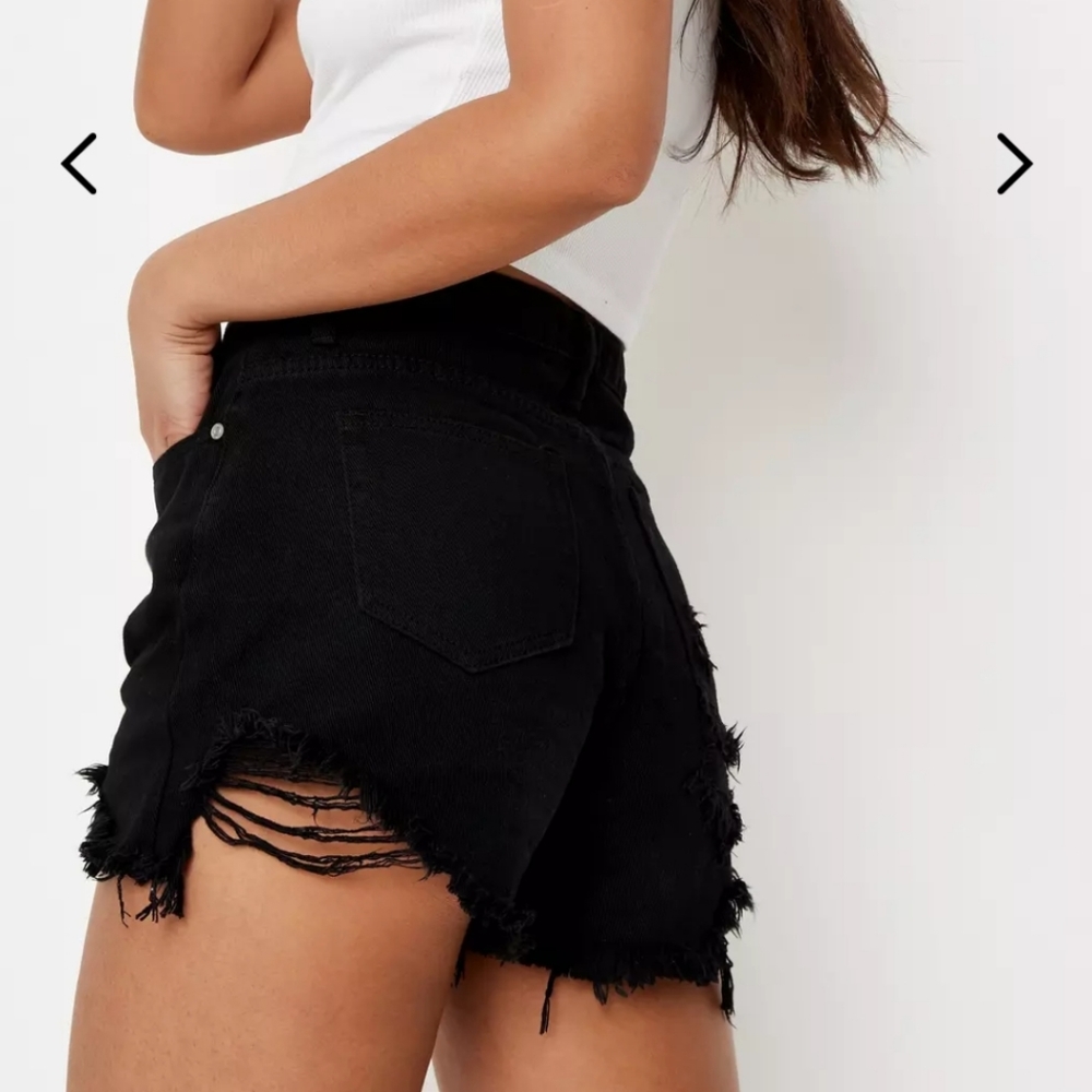 MISSGUIDED DISTRESSED BLACK JEAN SHORTS